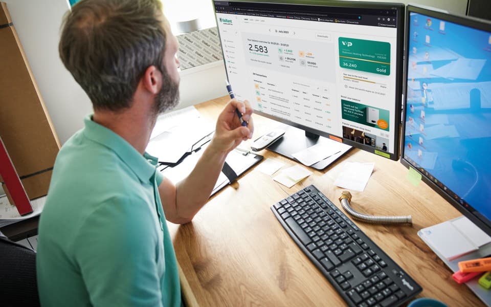 Инсталерот седи пред компјутерот